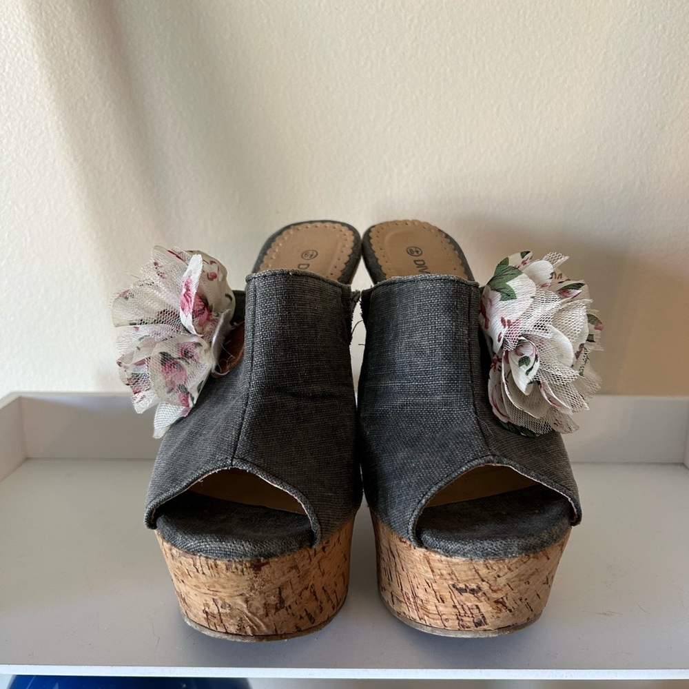 DIVA LOUNGE wedge sandals size 6.5